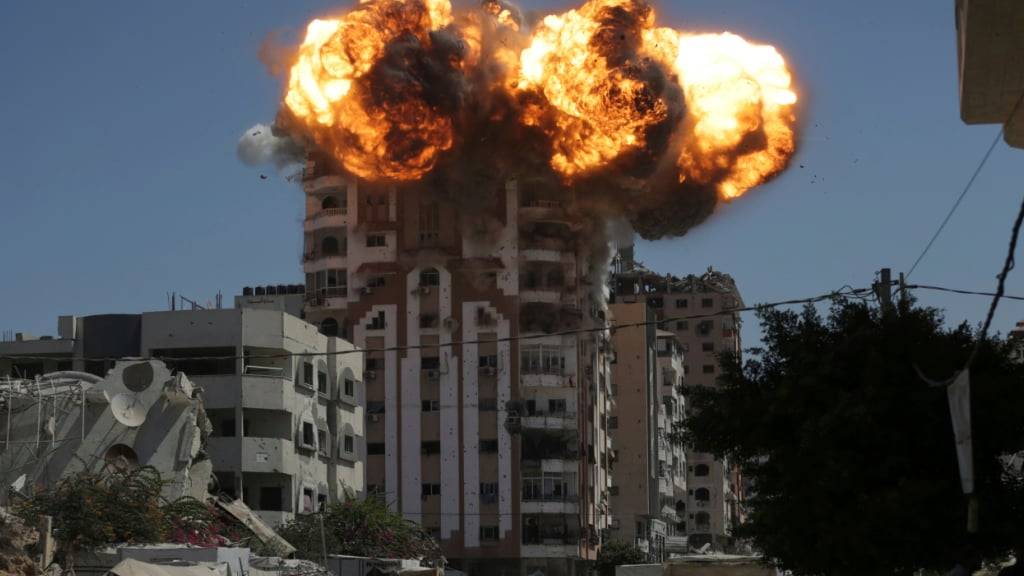 dpatopbilder - Nach einem israelischen Militärschlag in Gaza-Stadt schlagen Flammen aus einem Gebäude. Foto: Yousef Al Zanoun/AP/dpa