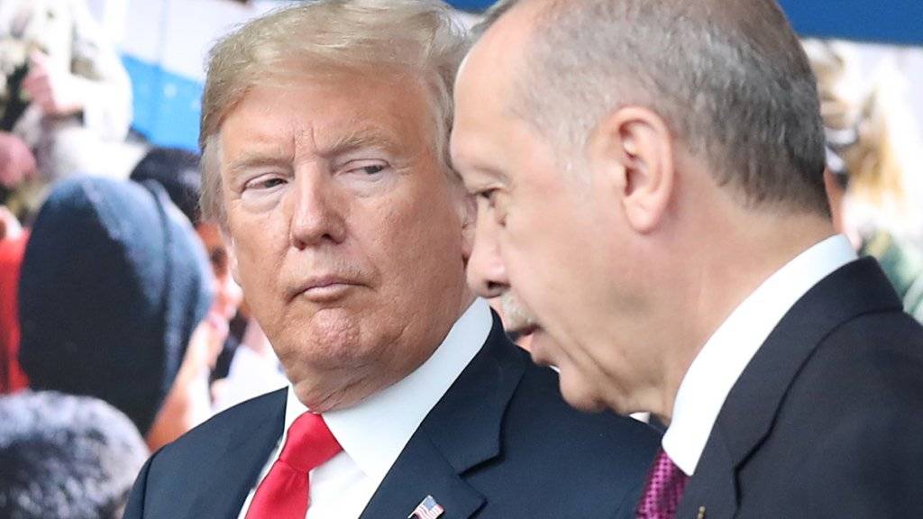 US-Präsident Donald Trump (links) sagt, der türkische Präsident Recep Tayyip Erdogan (rechts) habe sich an eine Abmachung nicht gehalten. (Archivbild)