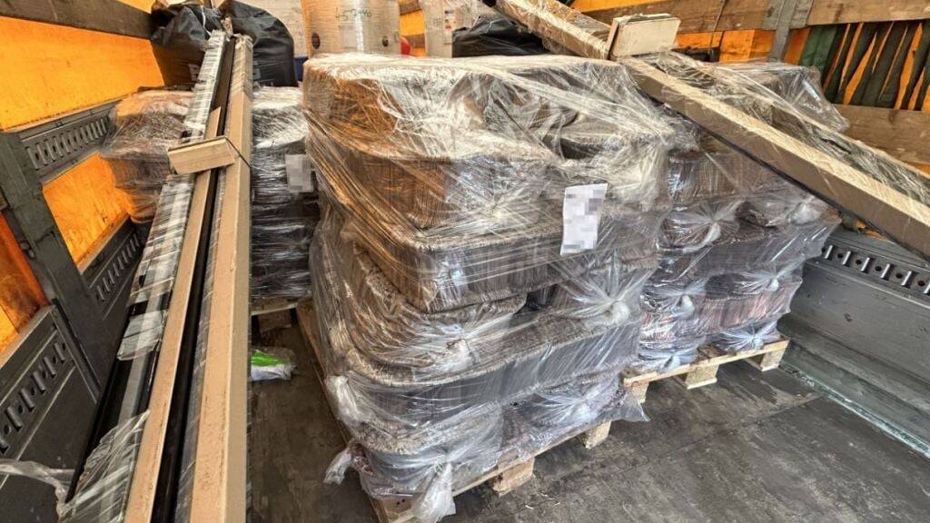 Blick in den Frachtraum des von der Polizei beanstandeten Lastwagens.