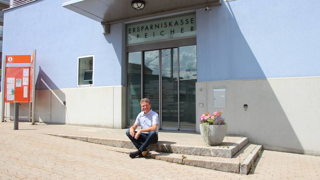 Dani Müller leitet die Dorfbank in Speicher. (Bild: FM1Today/Lara Abderhalden)