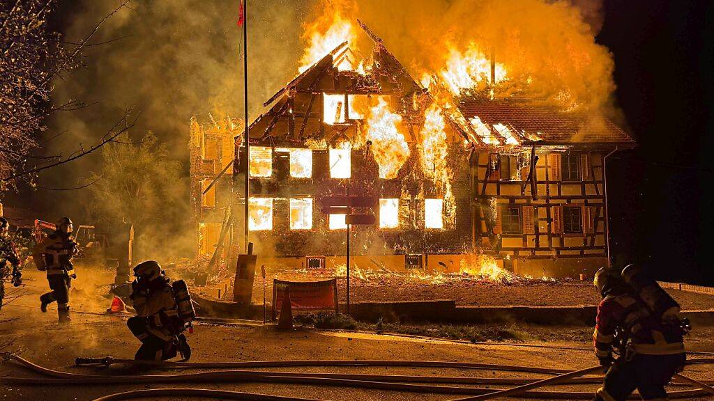 105 Feuerwehrleute löschen Riegelhausbrand in Baar ZG