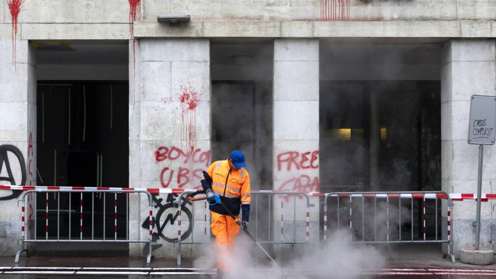 Bern am Tag danach: Ein Mitarbeiter der Stadtreinigung reinigt das Trottoir vor der UBS mit Wasserdampf.