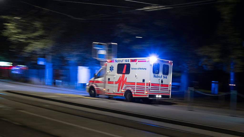 Bei einem Verkehrsunfall in der Stadt Zürich am Donnerstagabend stiess ein gestürzter Motorradfahrer mit einem Fussgänger zusammen. Beide mussten ins Spital gebracht werden. (Symbolbild)