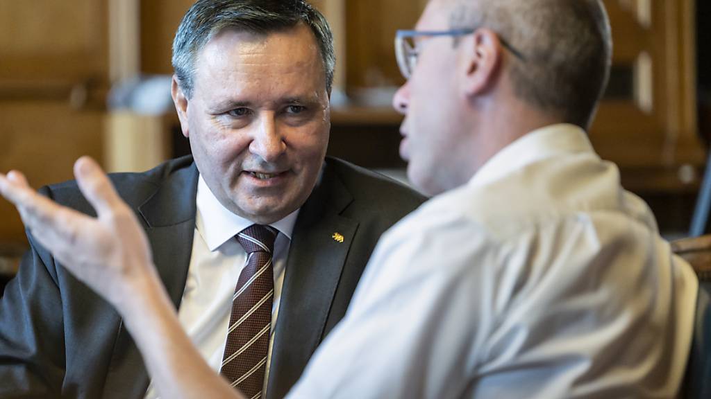 Der Berner SVP-Ständerat Werner Salzmann (l.) im Gespräch mit dem Präsidenten der SVP Kanton Bern, Manfred Bühler (r.) im Juni dieses Jahres im Bundeshaus.