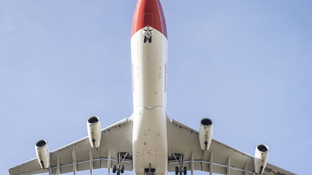 Die Menschen in der Schweiz haben Lust auf Ferienreisen. Viele wollen in den nächsten zwölf Monaten mehr reisen als im Vorjahr, ein Grossteil sogar mehr als noch vor der Pandemie. Die jüngeren Reisenden nehmen am liebsten das Flugzeug. (Archivbild)