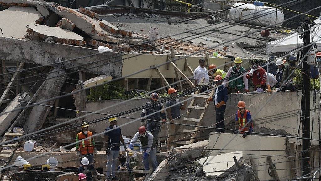 Mehrere Schüler werden lebend aus den Trümmern einer eingestürzten Schule in Mexiko-Stadt geborgen.