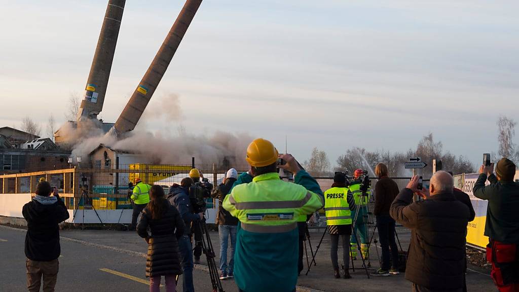 Im November 2015 wurden die Zwillingskamine auf dem Raduner-Areal gesprengt. (Archivbild)