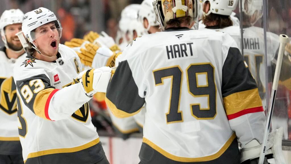 Vegas-Golden-Knights-Carter Hart, der Kollege und Konkurrent von Akira Schmid, feiert mit seinen Kollegen den Halbfinal-Einzug in die NHL-Playoffs