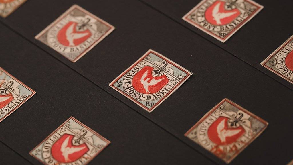 Ein richtiger Taubenschlag: zum 175-jährigen Geburtstag der Schweizer Briefmarken zeigt das Museum für Kommunikation in Bern eine Vitrine voller «Basler Dybli». Die seltene Schweizer Briefmarke steht bei Sammlern hoch im Kurs.