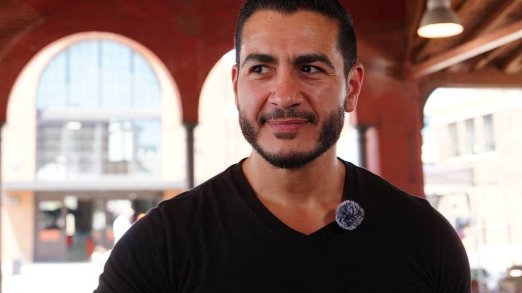 Der als progressiv geltende Demokrat Abdul El-Sayed besucht am Tag der Vorwahlen in Michigan den Eastern Market in Detroit. Foto: Julia Demaree Nikhinson/AP/dpa