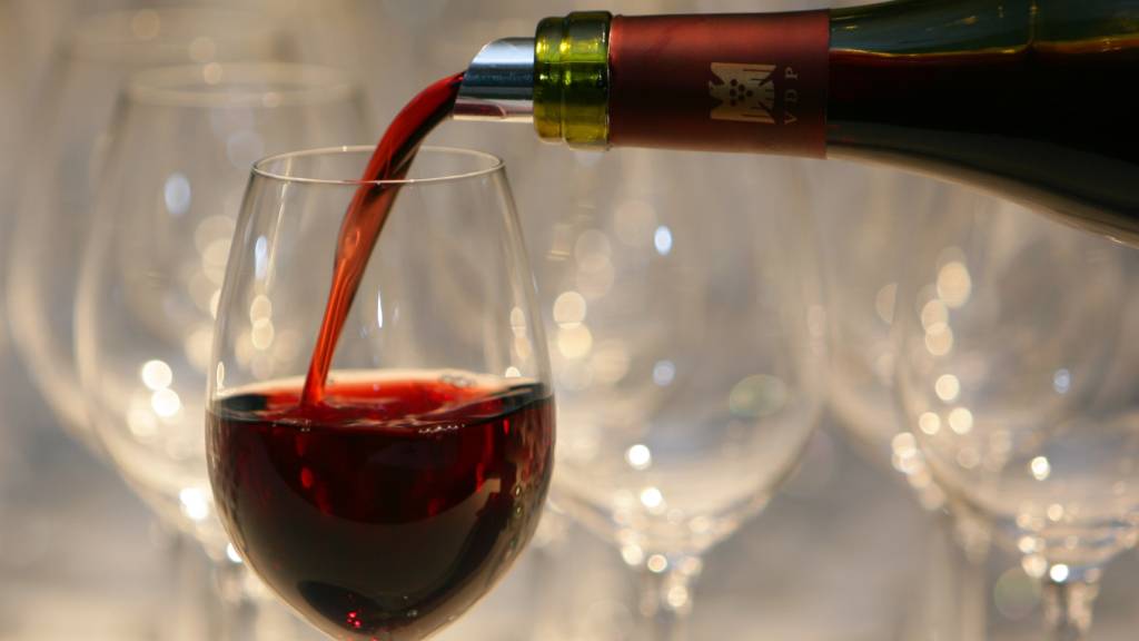 Insbesondere der Konsum von Rotwein ging um 5,5 Prozent zurück, während der Weissweinkonsum um ein halbes Prozent zunahm. (Archivbild)