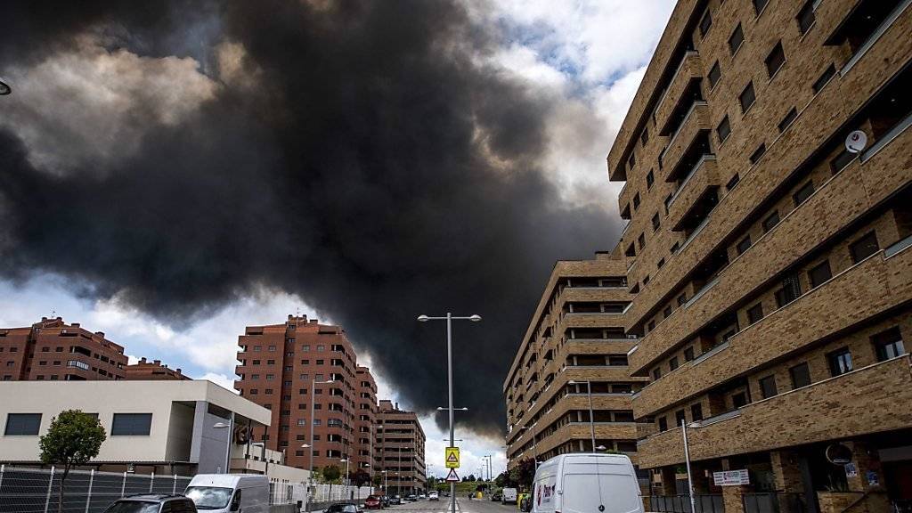 Eine giftige schwarze Wolke hängt über Seseña: Die Behörden vermuten, dass das Feuer vorsätzlich entfacht worden war.