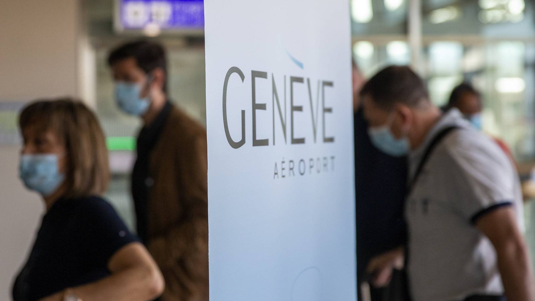 Passagiere bei der Ankunft am Flughafen Genf.