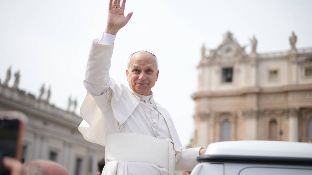 dpatopbilder - Papst Leo XIV. winkt nach der Messe auf dem Petersplatz am katholischen Palmsonntag. Foto: Andrew Medichini/AP/dpa