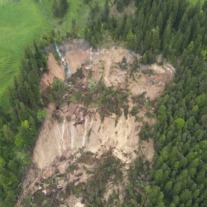 «Müssen in erster Linie die Bauernhöfe schützen»: Grosser Hangrutsch in Vitznau