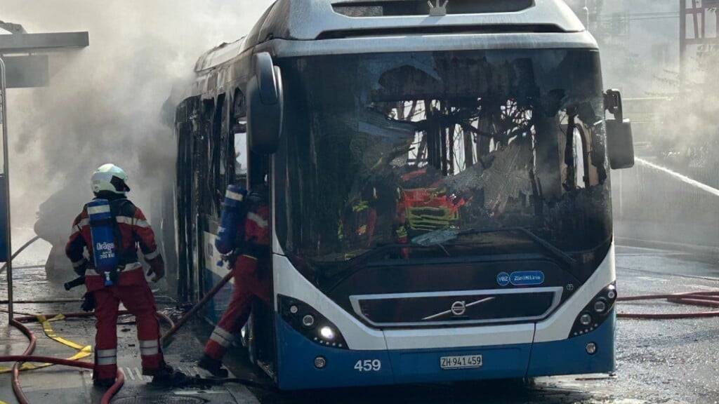 Ein Bus brannte am Montagabend in Zürich aus. Verletzte gab es keine.
