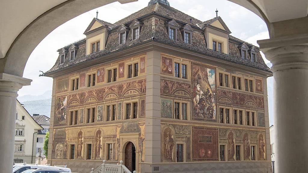 Die Schwyzer Kantonsratsmitglieder lieferten sich an der November-Session einen Schlagabtausch zum Thema Einspracherecht im Strassenbau. (Symbolbild)