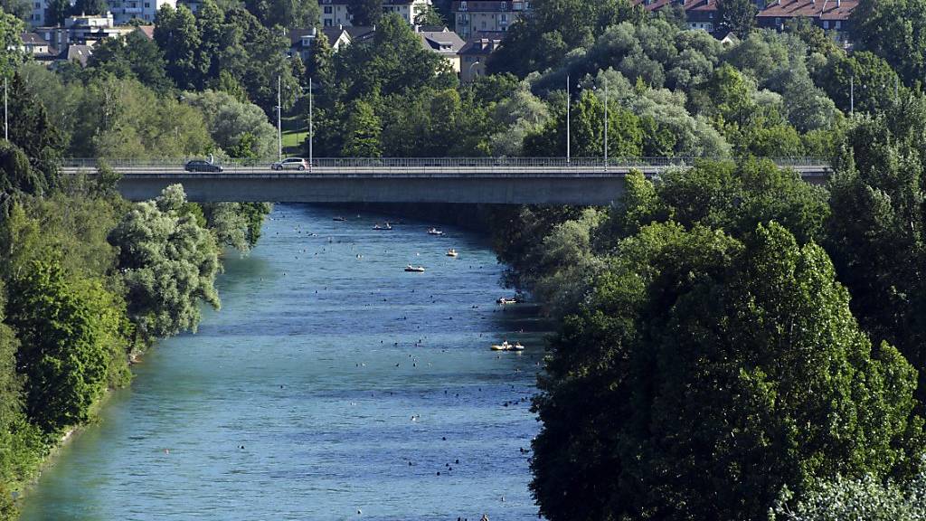 Die Aare in Bern wird teilweise im Sommer über 20 Grad warm. Wegen des nassen und kalten Wetters blieb der Fluss in diesem Sommer relativ kühl.