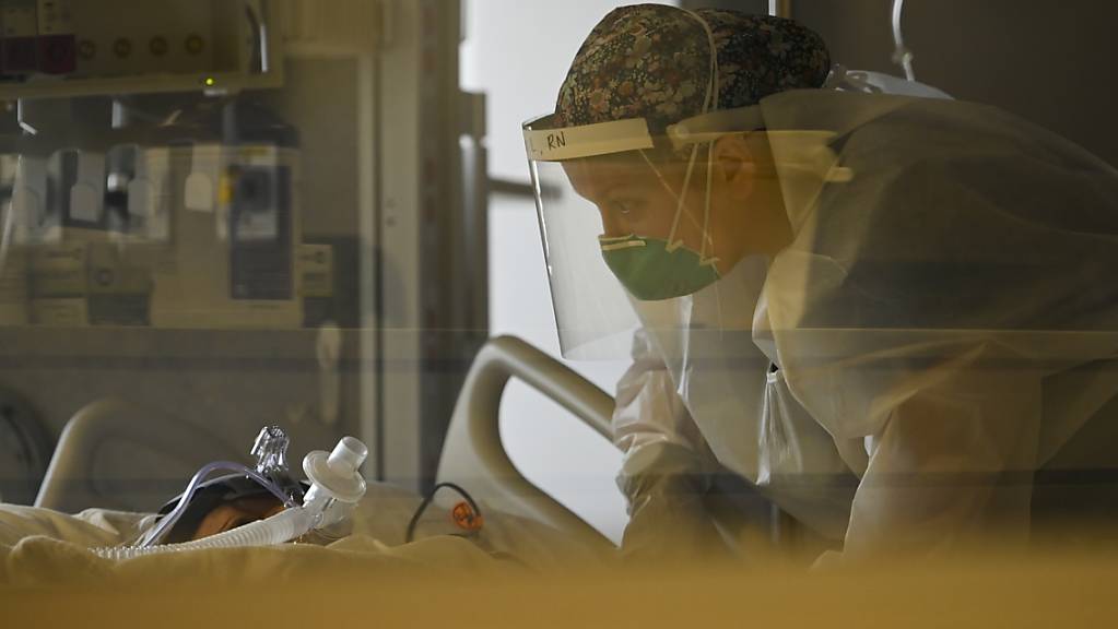 Eine Krankenschwester betreut auf der Intensivstation des North Memorial Health Hospital einen COVID-19-Patienten. Foto: Aaron Lavinsky/Star Tribune/AP/dpa