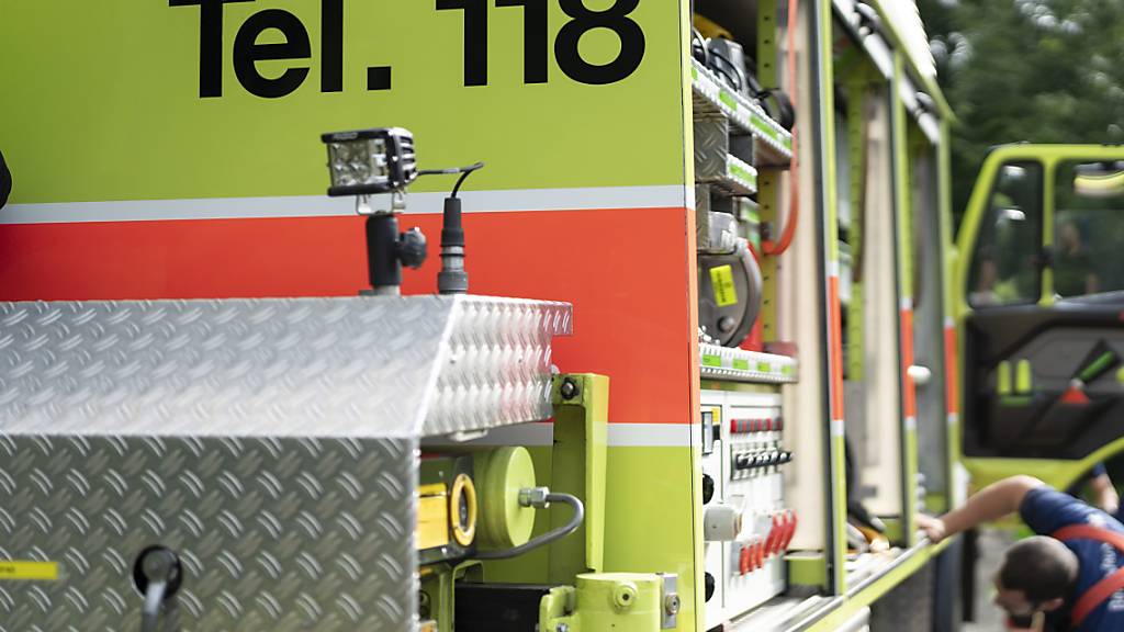 Niederhasli: Feuerwehr löscht Brand in Garage und an Briefkasten