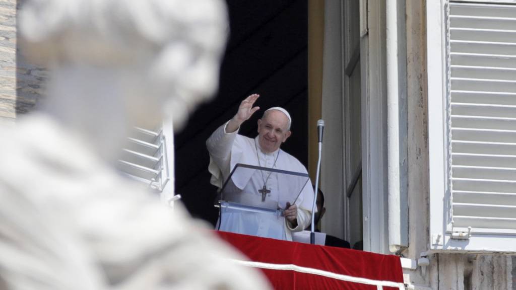 Papst Franziskus winkt den Gläubigen auf dem Petersplatz zu. Foto: Alessandra Tarantino/AP/dpa