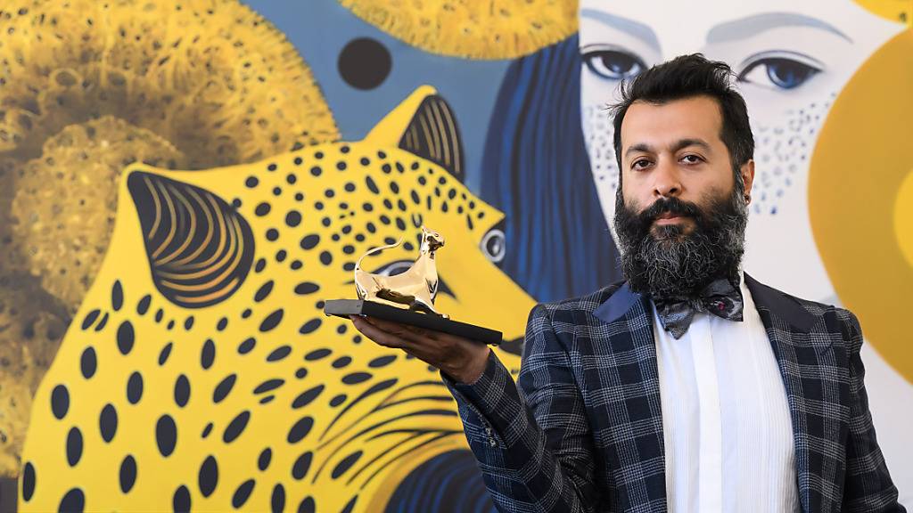 Produzent Sina Ataeian Dena posiert stellvertretend für den iranischen Regisseur Ali Ahmadzadeh, Gewinner des Goldenen Leoparden für den Film «Mantagheye bohrani (Critical Zone)».