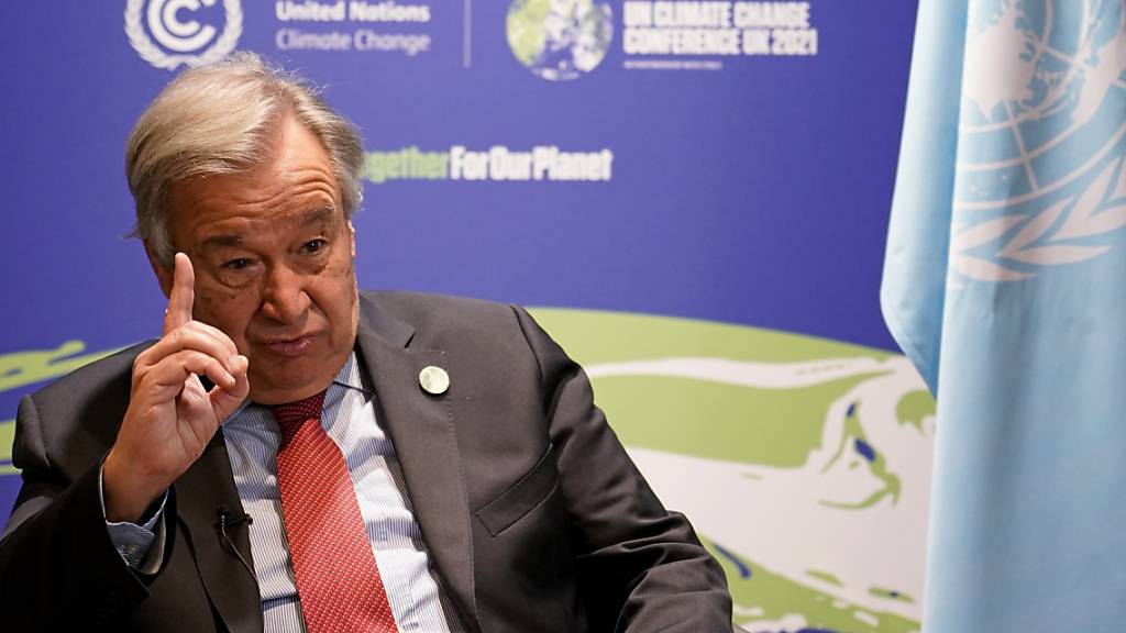 Antonio Guterres, UN-Generalsekretär, gestikuliert während eines Interviews bei der UN-Klimakonferenz COP26. Foto: Alberto Pezzali/AP/dpa