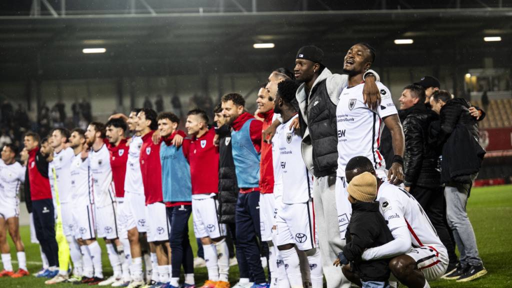 Innenverteidiger David Acquah (ganz rechts) lässt Aarau in Vaduz jubeln