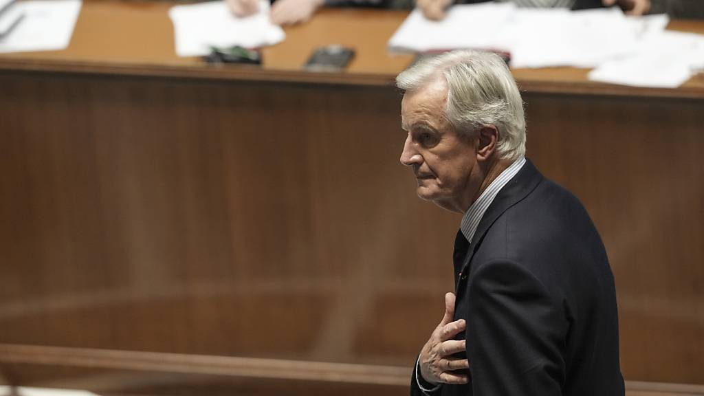 ARCHIV - Frankreichs Premierminister Michel Barnier nimmt den Applaus nach seiner Rede in der Nationalversammlung entgegen. Foto: Thibault Camus/AP/dpa