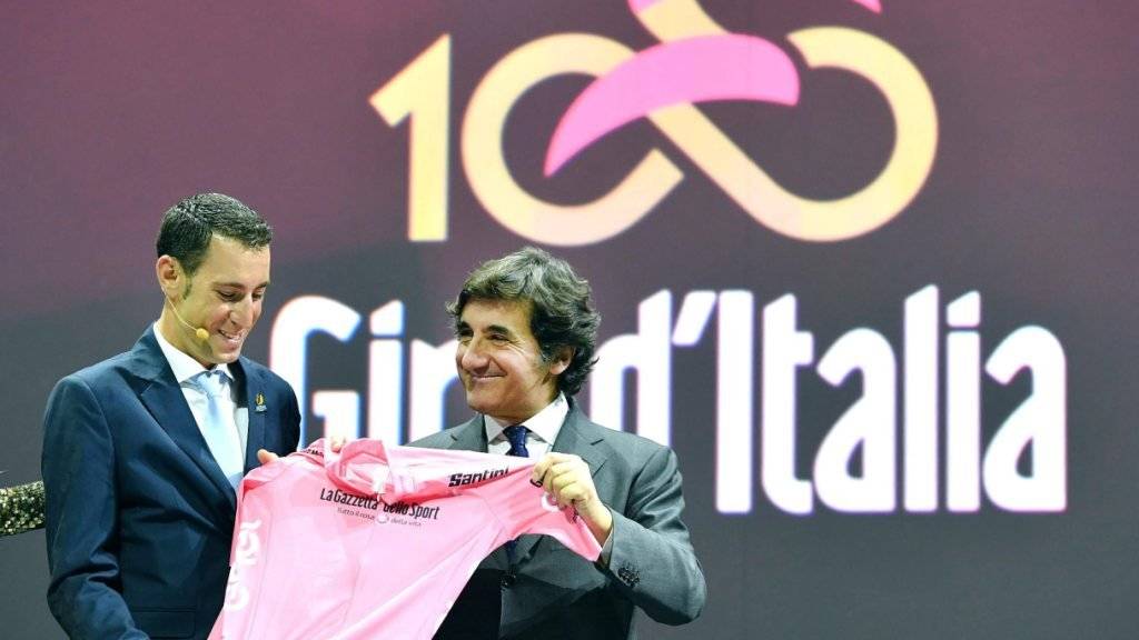 Vincenzo Nibali überreicht bei der Präsentation des 100. Giro d'Italia das rosafarbene Leadertrikot an Urbano Cairo, Präsident des Organisators RCS