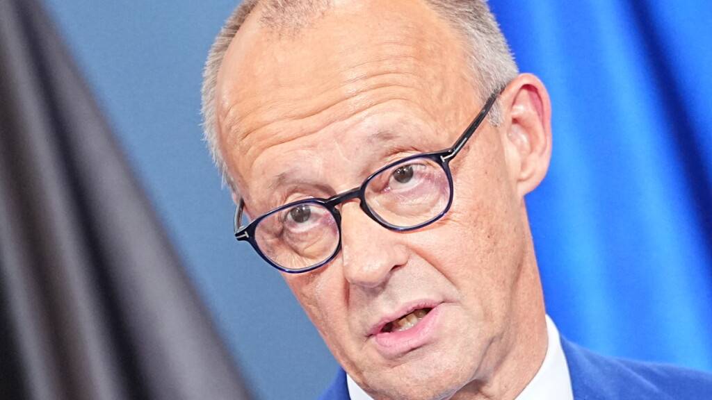 Bundeskanzler Friedrich Merz (CDU) spricht nach den Wahlen im Konrad-Adenauer-Haus in Berlin. Foto: Michael Kappeler/dpa