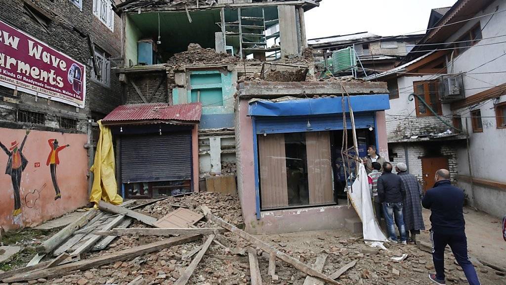 Ein starkes Erdbeben hat den Hindukusch erschüttert. Mindestens zwei Menschen kamen bei dem Beben der Stärke 6,6 ums Leben. Es gab Verletzte und es entsand Sachschaden, wie hier in Srinagar im Kashmir.