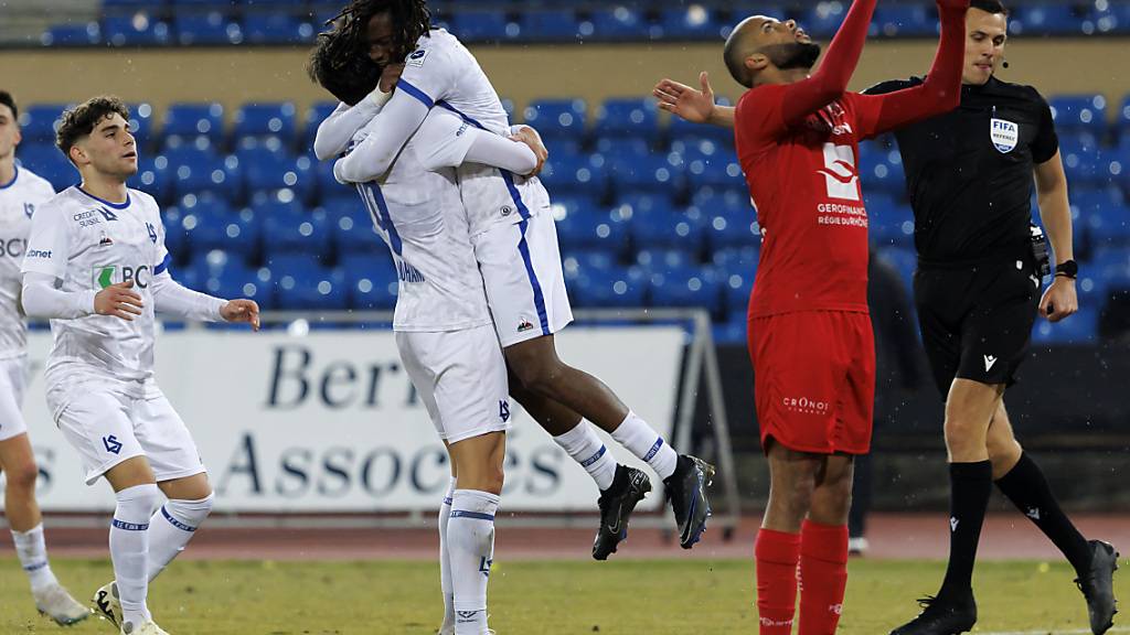 Kaly Sène und Donat Rrudhani freuen sich über das 1:1 von Lausanne-Sport