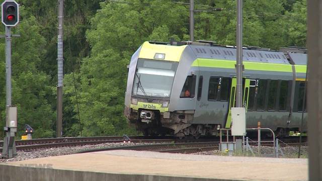 Erdrutsch wirft Zug aus der Bahn