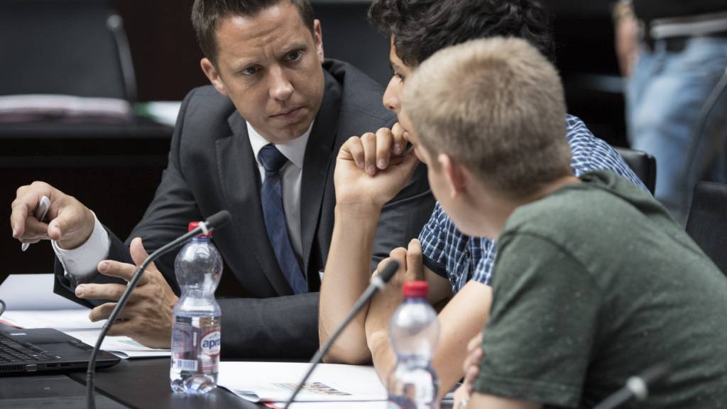Nationalrat Christian Imark (SVP, links) und Mitglieder von Jugendparlamenten nehmen an einem Austausch in Bern teil. (Symbolbild)