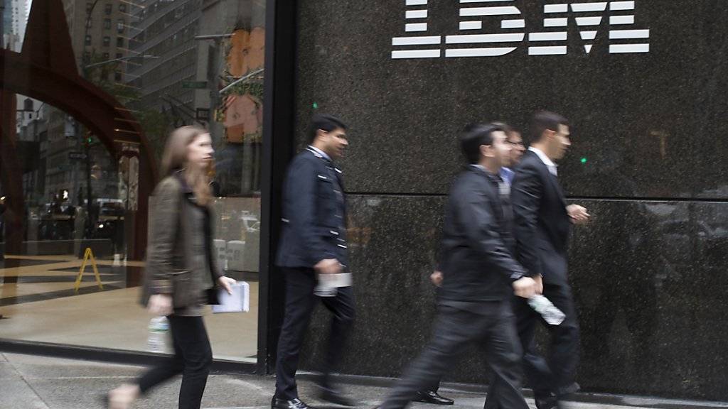 Das IT-Urgestein IBM enttäuschte mit seinem jüngsten Geschäftsausblick die Anleger. Die Aktie fiel nachbörslich zeitweise um mehr als sechs Prozent. (Symbolbild)