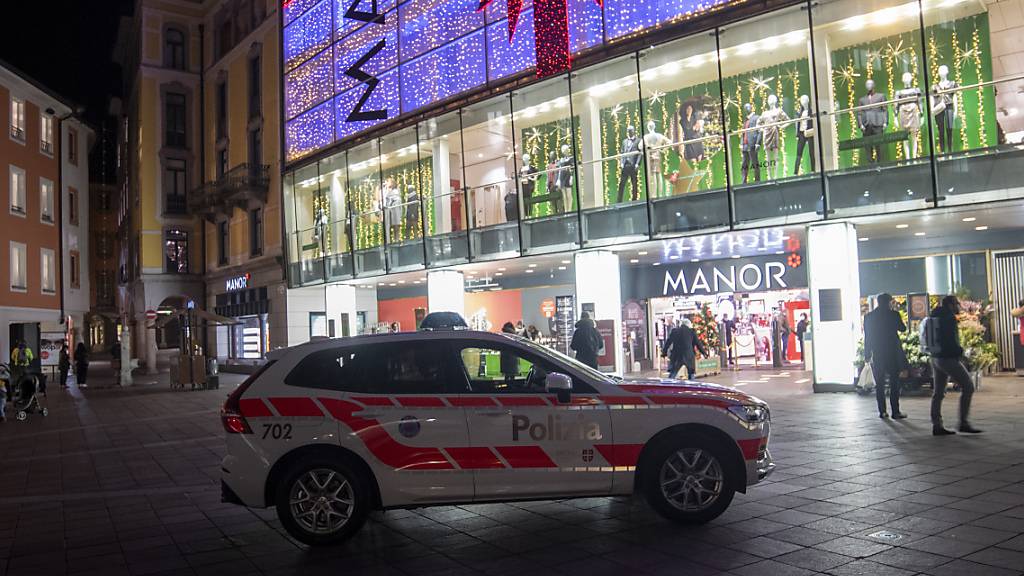 Im Kaufhaus Manor in der Innenstadt von Lugano griff Ende November 2020 eine 28-jährige Schweizerin zwei Frauen an und verletzte eine von ihnen mit einem Messer schwer. (Archivbild)