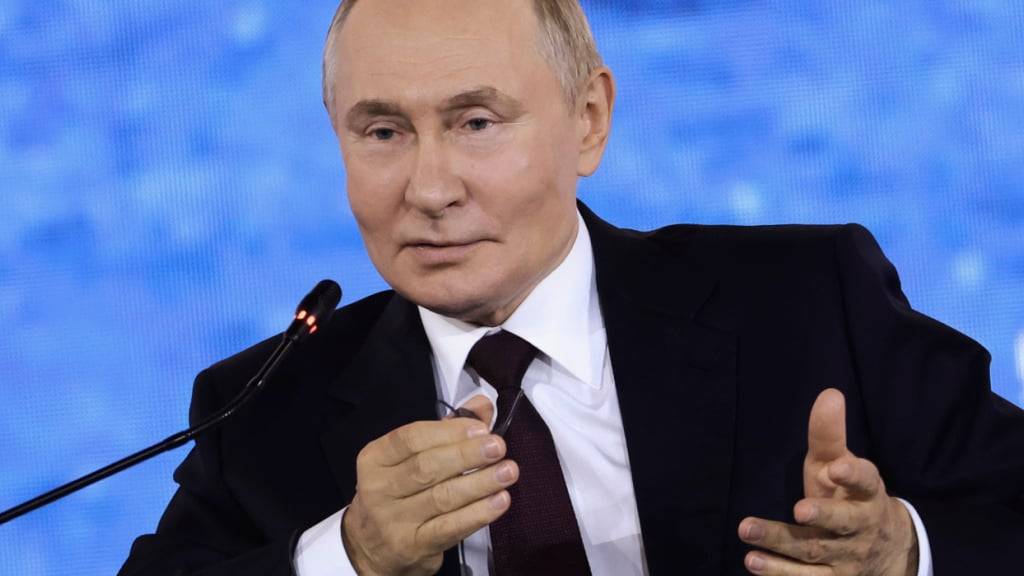 HANDOUT - Der russische Präsident Wladimir Putin gestikuliert, während er auf der Plenarsitzung des Östlichen Wirtschaftsforums in Wladiwostok spricht. Foto: Stepan Pugachev/Roscongress Foundation/AP/dpa - ACHTUNG: Nur zur redaktionellen Verwendung und nur mit vollständiger Nennung des vorstehenden Credits