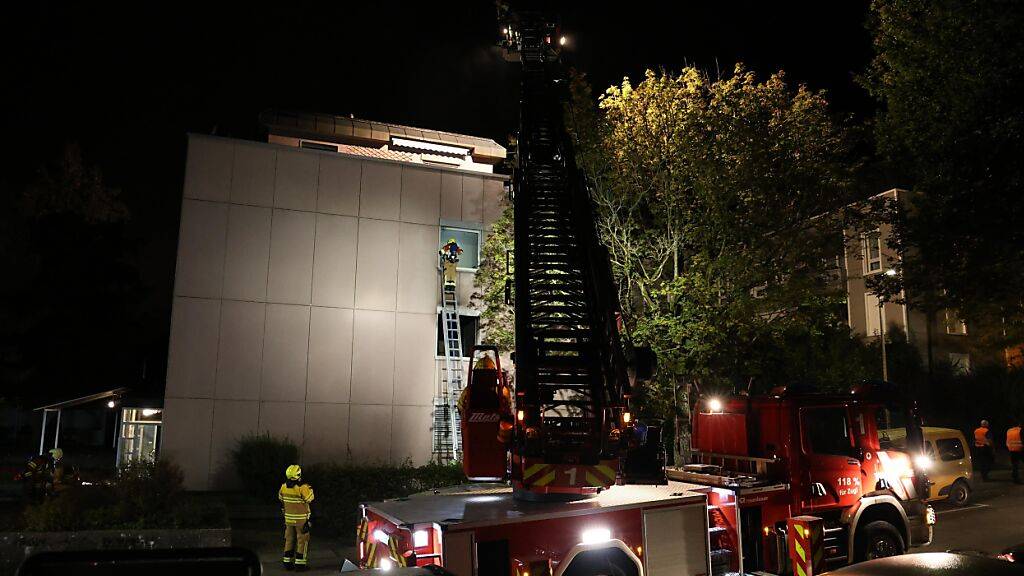 Das Mehrfamilienhaus in Oberwil bei Zug musste wegen eines Wohnungsbrandes evakuiert werden. Verletzt wurde aber niemand.