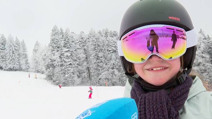 Langersehnter Schnee lockt Wintersportlerinnen zum Skilift Ghöch