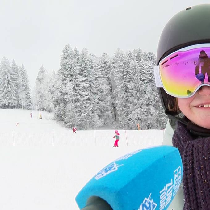 Langersehnter Schnee lockt Wintersportlerinnen zum Skilift Ghöch