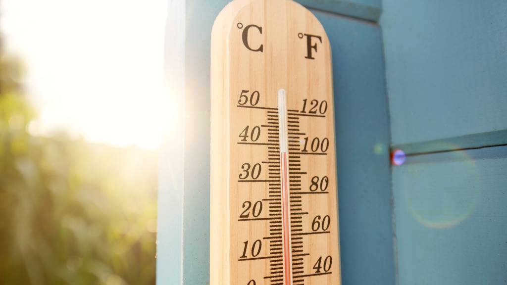 Sommer Sonne Warm Heiss Temperatur Thermometer GettyImages-1412813072