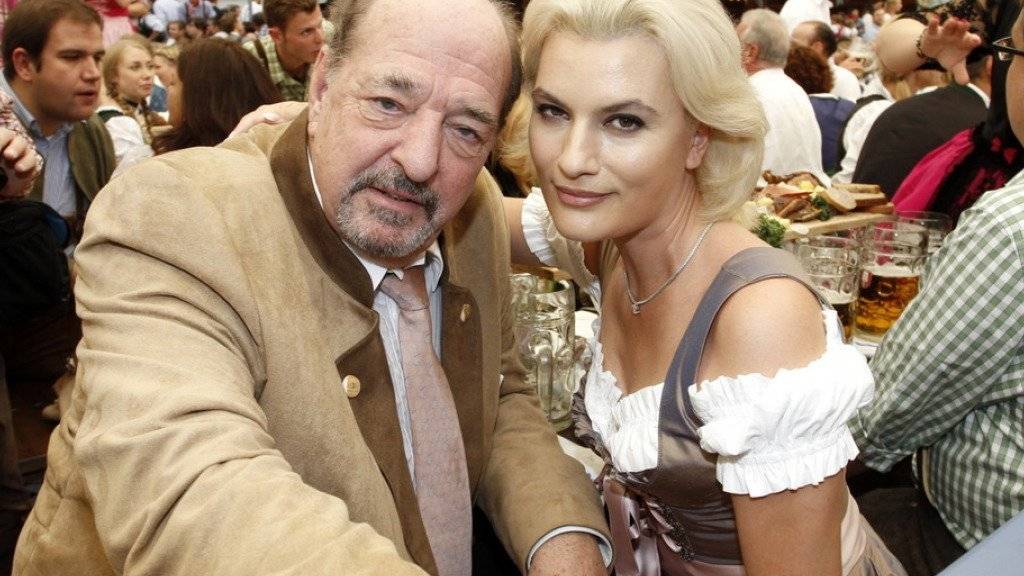 Am Oktoberfest 2011 war er noch mit Ehefrau Kriemhild (rechts) zusammen: Heute datet Ralph Siegel die 33-jährige Schweizerin Laura Käfer. (Archiv)