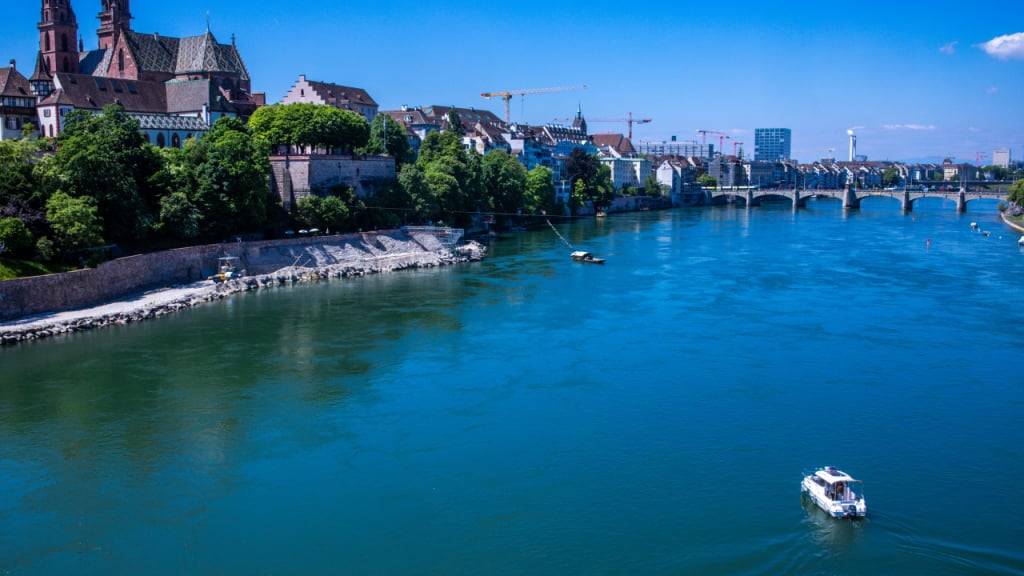 ARCHIV - Ein Boot fährt auf dem Rhein an der Altstadt mit dem Münster vorbei. Foto: Jens Büttner/dpa