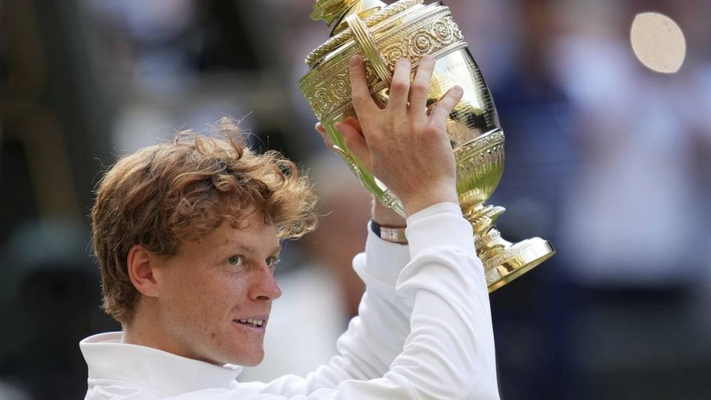 Der begehrteste Pokal der Tenniswelt: Jannik Sinner hält ihn als erster Italiener in den Händen