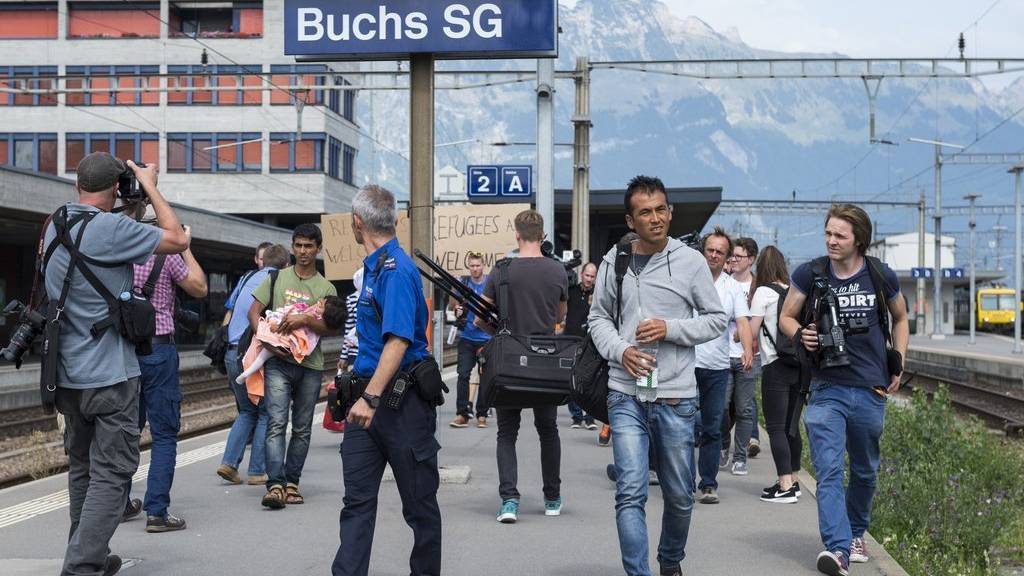 Asylsuchende am Bahnhof Buchs anfangs September 2015.