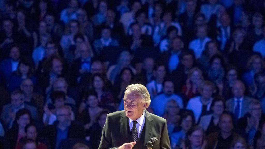 Der Schweizer Bandleader Pepe Lienhard bei einem Konzert im KKL in Luzern  2016. (Archivbild)