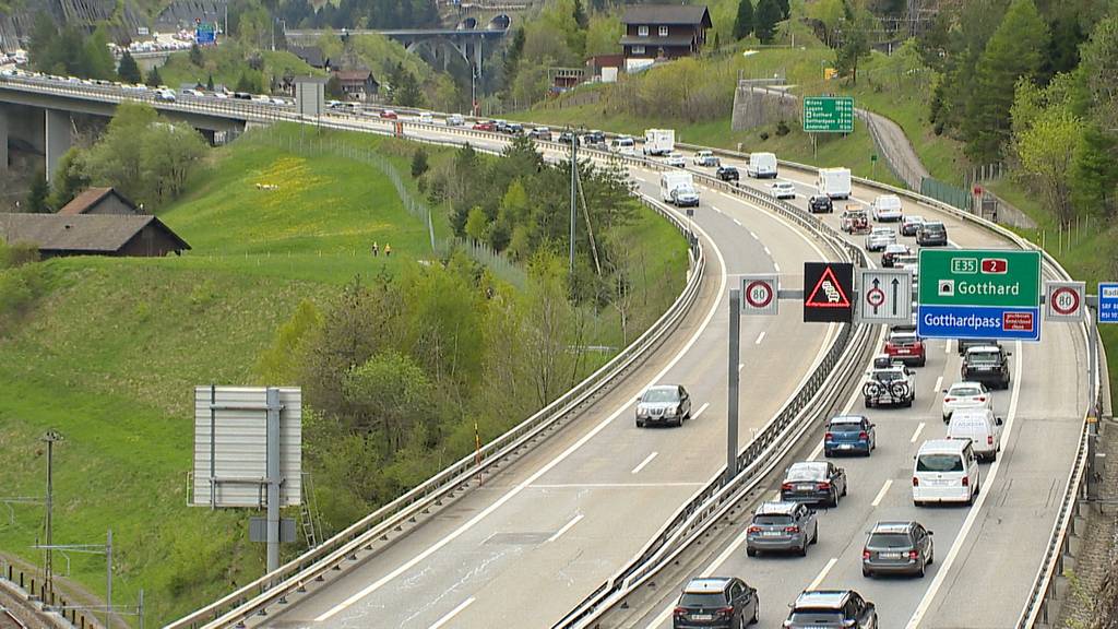 Autos stauen sich vor Gotthardtunnel auf sechs Kilometern Länge