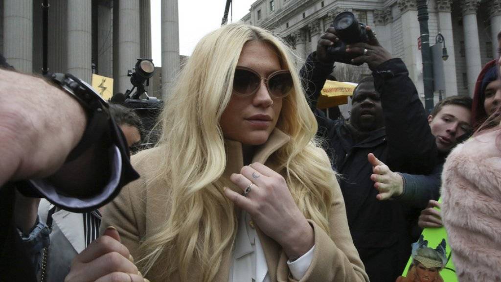 Pop Star Kesha am Freitag vor dem Supreme Court in New York, der ihre Klage gegen den Musikproduzenten Dr. Luke (unter anderem wegen sexuellen Missbrauchs) abgewiesen hat. Die Viertelmillion von Kollegin Taylor Swift soll nun helfen, das Verfahren weiterzuziehen (Archiv).