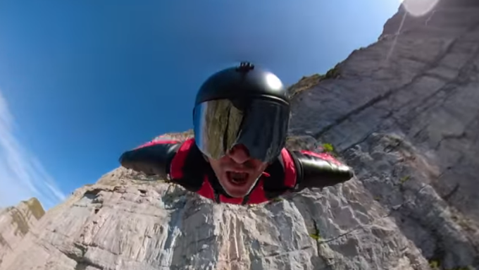 Sänger singt Song im Wingsuit-Flug